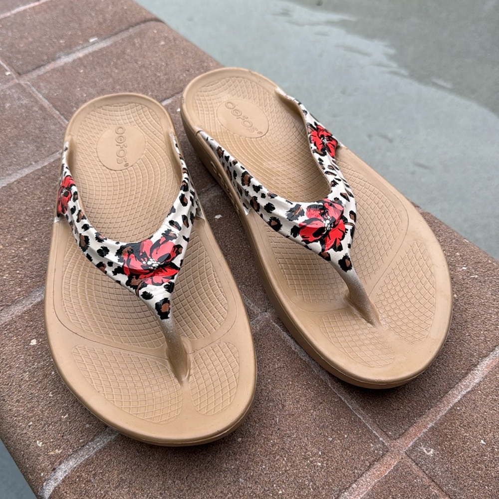 OOFOS Oolala Limited Leopard Flora sz 9